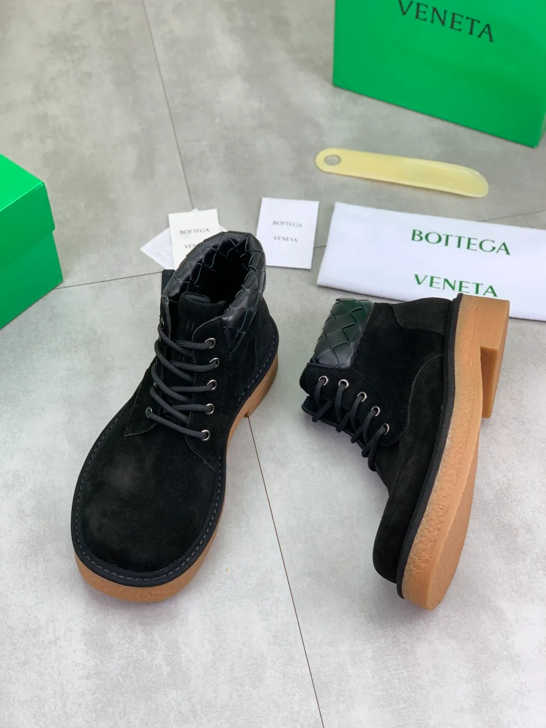 Men's men's shoes 💰P740 New model 💰 Top quality (beef tendon outsole series) 💎💎💎 BOTTEGA VENETA official website synchronizes the latest model, top version of the market's highest version of BV business leather shoes, accept material comparison, shoe type comparison, process comparison, practical and texture, versatile, suitable for any occasion, the more you look at it, the more flavorful it becomes. Pure hand-woven craftsmanship - upper material, imported original hand-woven calfskin - high-quality water-dyed sheepskin lining - original private model customized beef tendon outsole -Size: female 35-39 (34 40 customized) male 39-44 (38 45 customized) Comes with original BV green box, complete packaging.